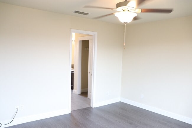 Building Photo - 864 Pinewood Ave