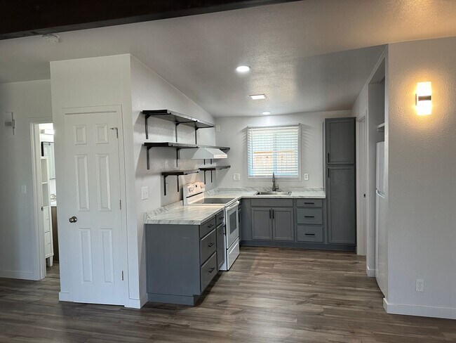 Building Photo - Beautifully updated 2 bedroom 1 bath duplex in a great neighborhood!