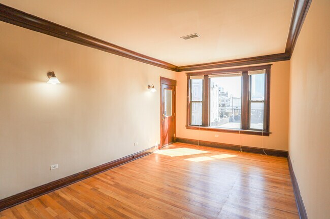 Building Photo - 3702 N Sheffield Ave