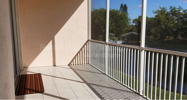 Building Photo - 14931 Park Lake Dr