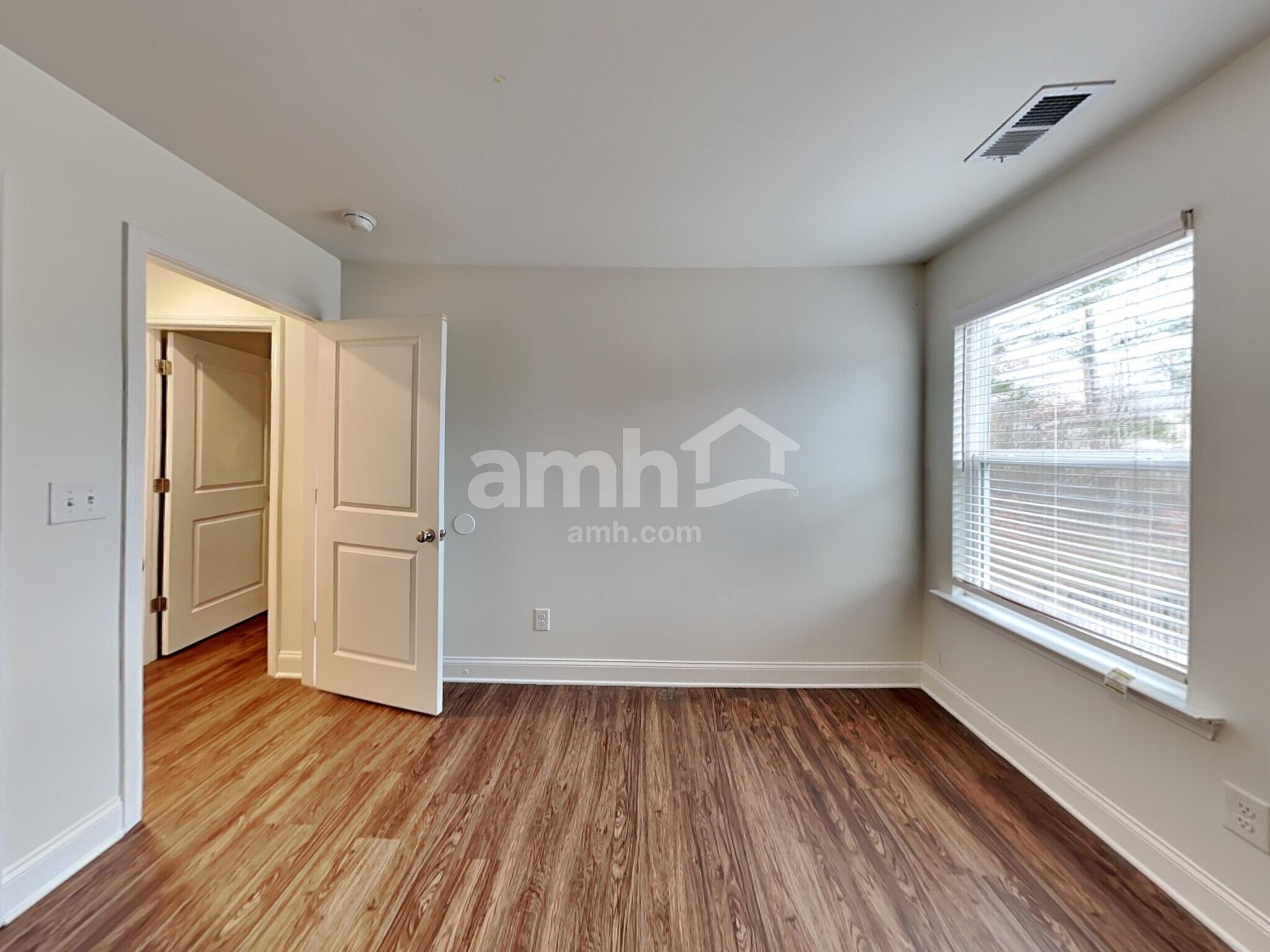 Building Photo - 574 Pointe Dr
