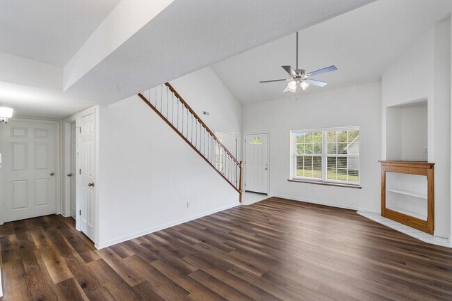 Building Photo - 1725 Louise Cir