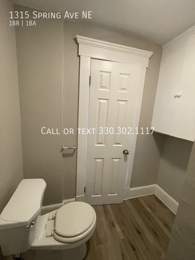 Building Photo - One bedroom one bathroom second level apar...