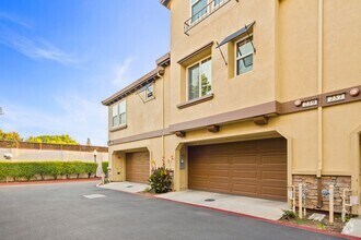 Building Photo - PRIVATE TOWNHOME NEAR DOWNTOWN STROLL TO E...