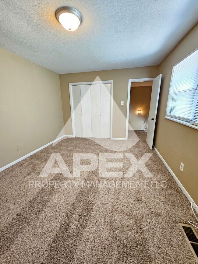 Building Photo - NICE - 2 Bedroom 1.5 Bath Townhouse WEST o...