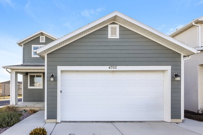 Building Photo - 4762 E Lk Cor Dr