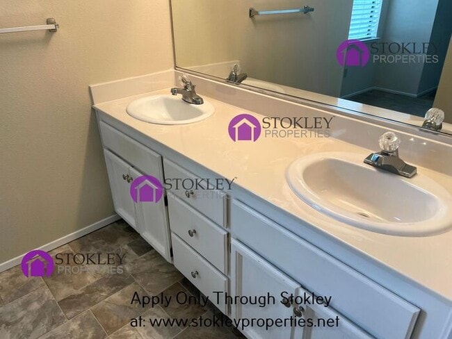 Building Photo - 1633 Lindbergh Dr