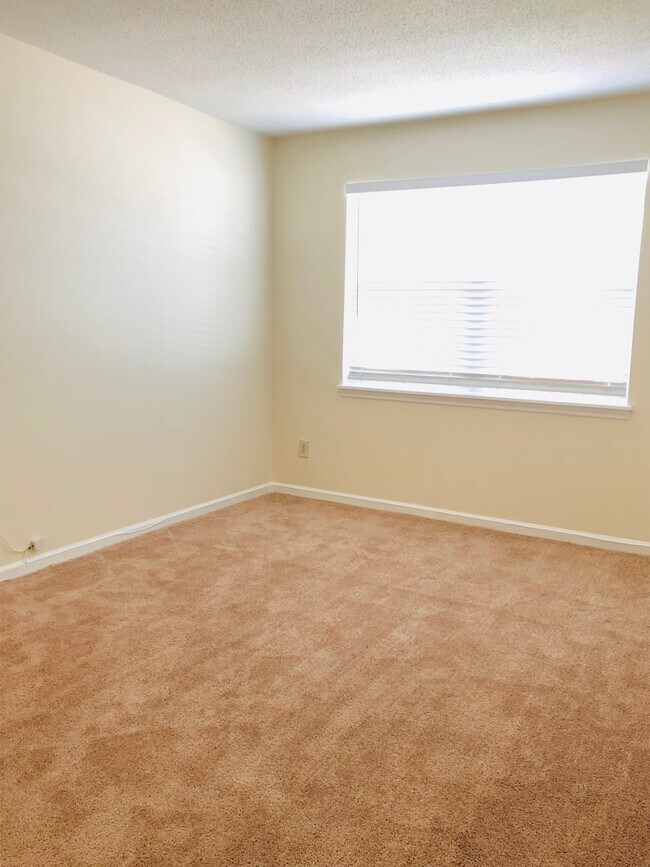 Building Photo - 1001 Spring Valley Dr
