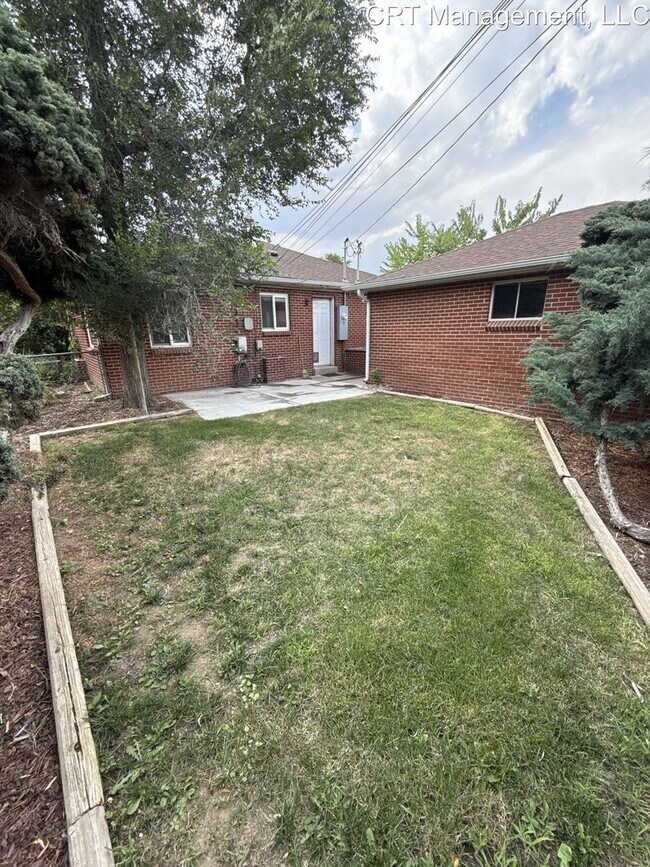 Building Photo - Charming 2-Bedroom Duplex in the Heart of ...