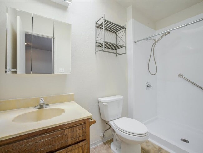 Building Photo - 3 Bedroom 2 Bathroom