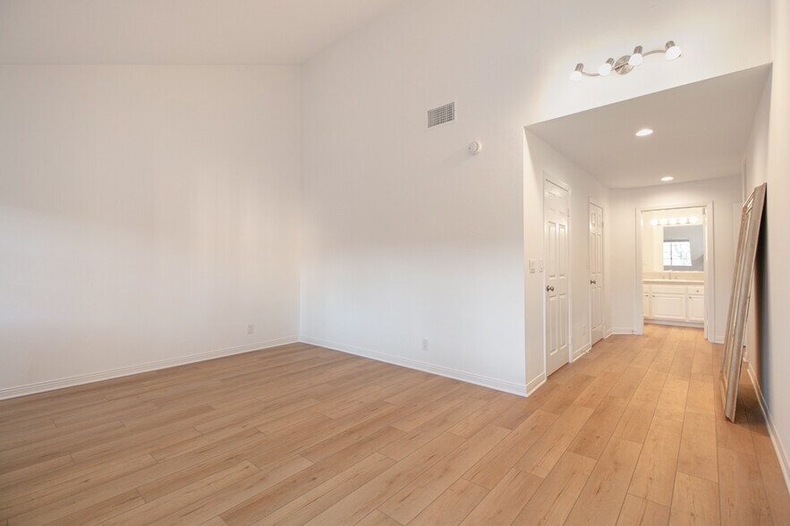 Building Photo - 5200 White Oak Ave