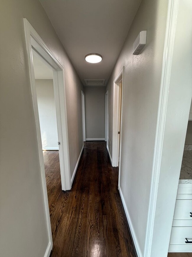 Building Photo - Newly updated 3 bedroom 1 bath with hardwo...