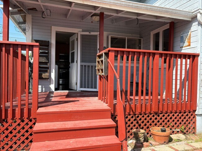 Building Photo - Lovely 2 bedrooms and 1 bathroom beach cottage in San Pedro