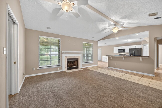 Building Photo - Spacious 3BR Home with Fireplace, Garage & Private Yard