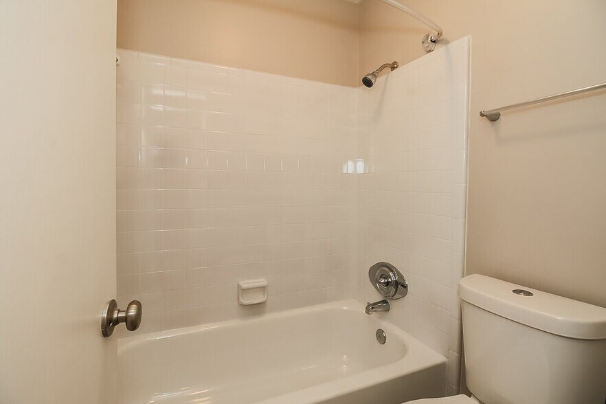 Building Photo - 528 Blue Cedar Ct