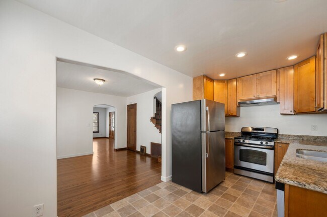 Building Photo - North Berkeley 2 Bedroom Rare Finds!