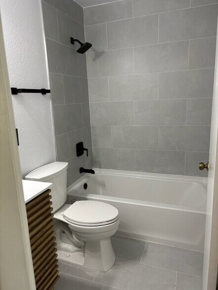 Building Photo - 7617 tamarind ave