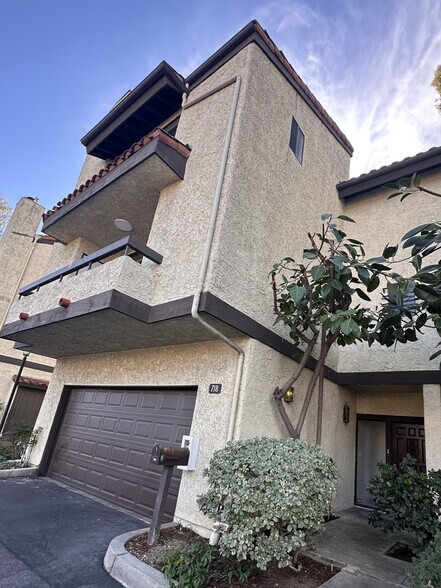 Building Photo - 4300 Via Marisol