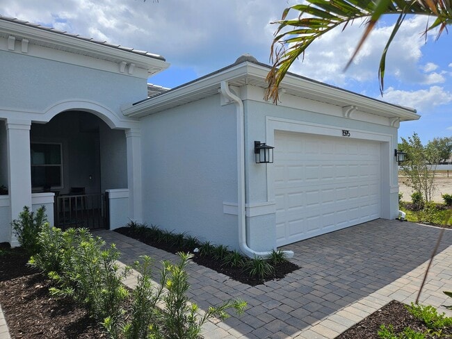 Building Photo - Beautiful Seasonal Englewood Villa- DOG FRIENDLY - new construction with Community Pool! – Locate...