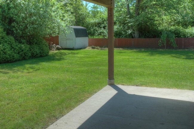 Building Photo - Spacious Renton Rambler w/ a HUGE Backyard!