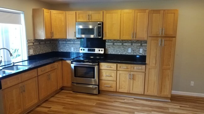 Building Photo - Pet Friendly. W&D. Great Location. 2 Parki...