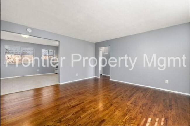 Building Photo - 2 Bedroom, 1 Bath Apartment