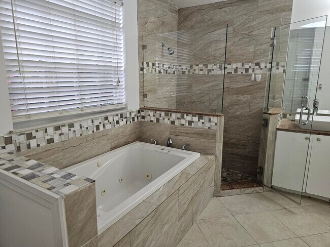 Building Photo - 3215 SE Pinto St