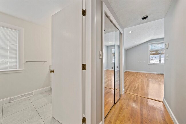 Building Photo - 55 Evelyn Rd