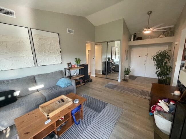 Building Photo - 160 Calle Querido