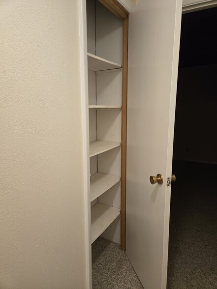 Linen Closet - 4555 Ridgeway Dr