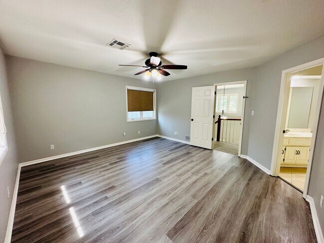 Building Photo - {10709}  Spacious Overland Park Duplex + T...