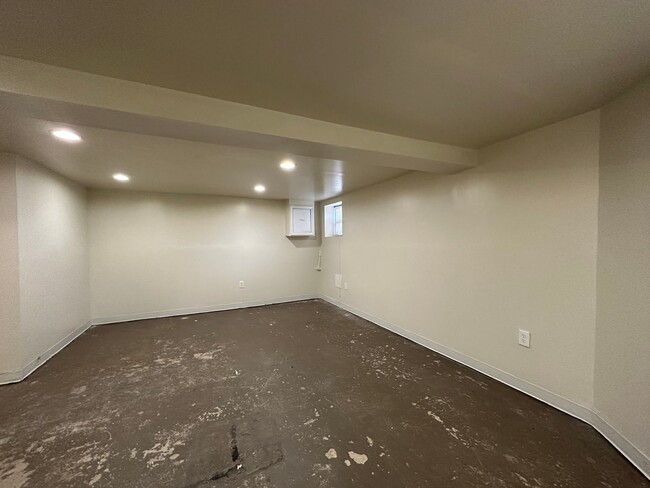 Building Photo - Bright and Airy 4Bedroom Townhome in Waverly