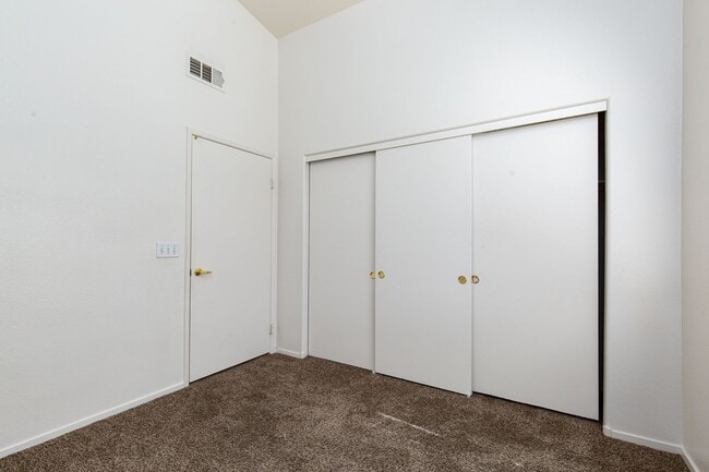 Building Photo - Upstairs 2 br unit in gated community with pool/spa/bbq area
