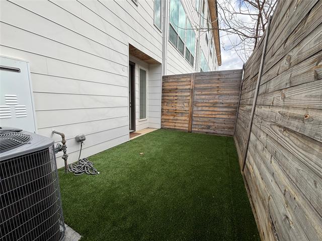 Building Photo - 2317 Moser Ave