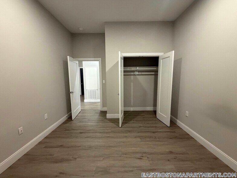 Building Photo - 656 Saratoga St