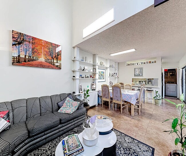 Building Photo - 693 NW 102 Pl