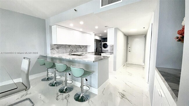 Building Photo - 1717 N Bayshore Dr