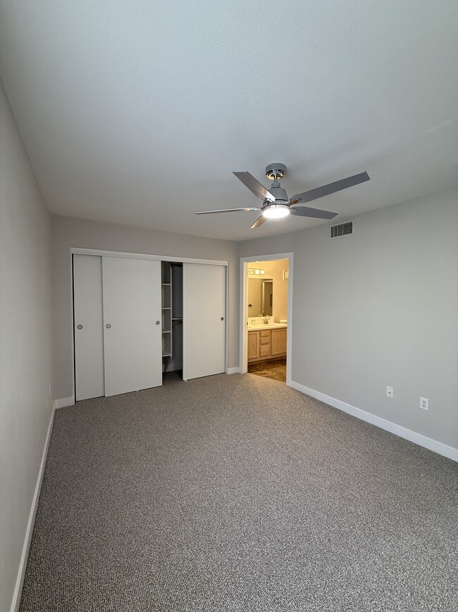Building Photo - 7950 W Flamingo Rd