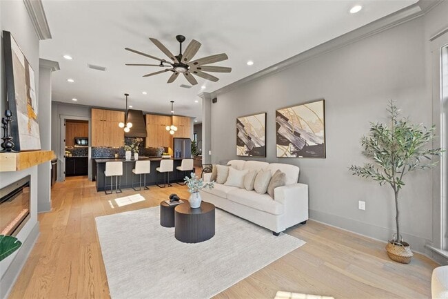 Building Photo - 807 W Park Ave