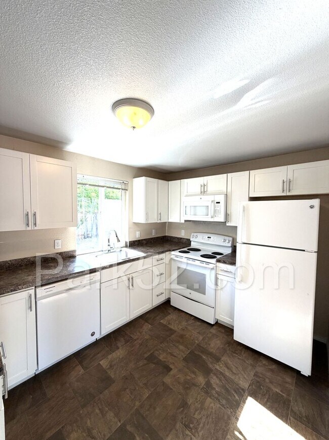 Building Photo - 3 Bedroom Single Family Rambler