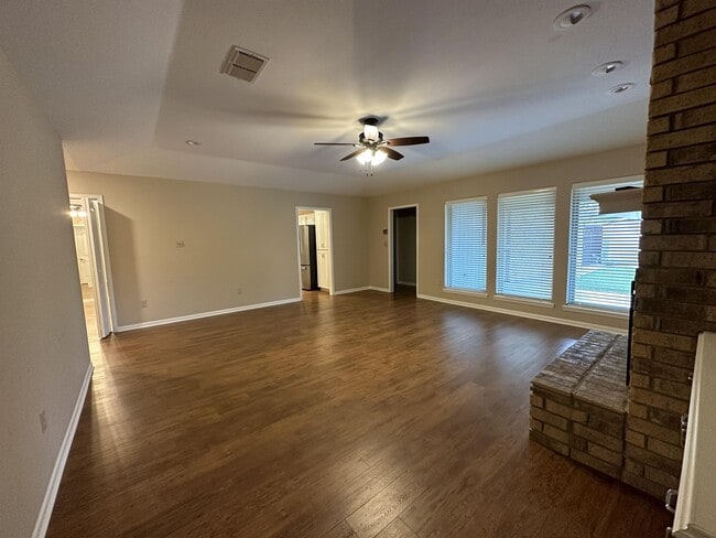 Building Photo - 4850 Jennifer Ln