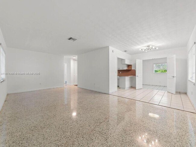 Building Photo - 1515 NE 2nd Ave