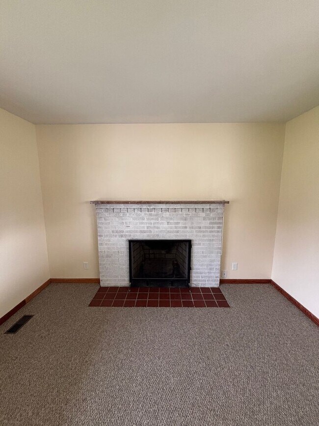 Building Photo - Newly Remodeled rancher in Halls