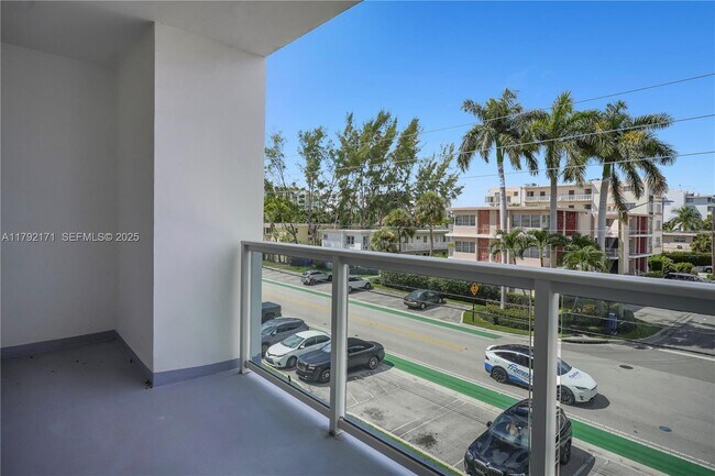 Building Photo - 9381 E Bay Harbor Dr