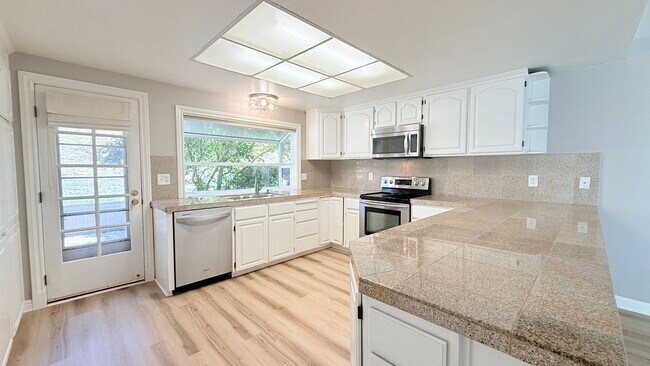 Building Photo - 750 N Paradise Valley Ct