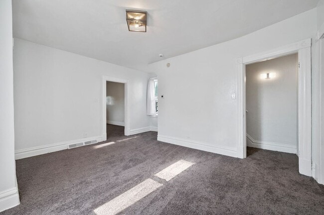 Building Photo - Newly Renovated 2 Bedroom Home With Bonus ...