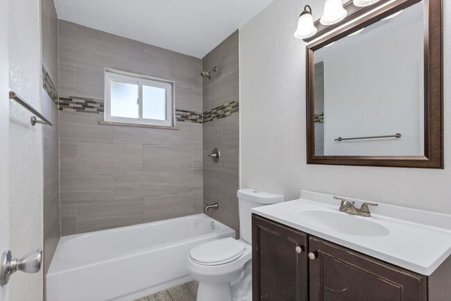 Building Photo - 1230 S Pierce St