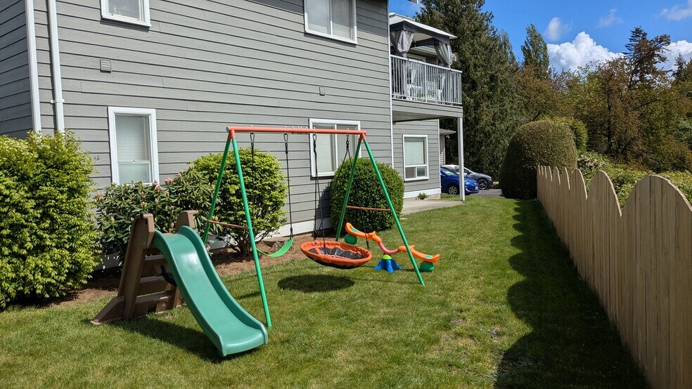 Private Back Yard and Covered Patio - 517 Main Place