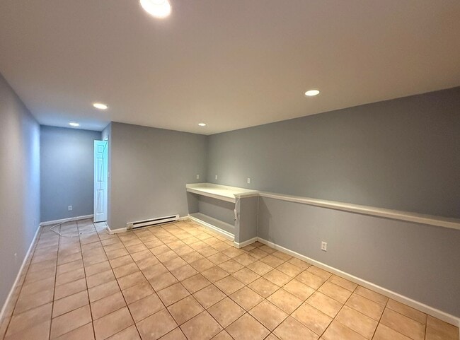 Building Photo - UPDATED BRIGHT 1500/ft 3BR/2BR+Bonus+1GR H...
