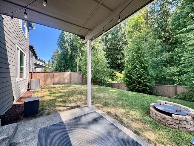 Building Photo - Private Backyard!